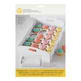 Plateau à friandises de fête pliable à 24 compartiments Wilton pour petit gâteau, blanc, 13 po, pour transporter des gâteaux/petits gâteaux/biscuits/produits de boulangerie Front_Flat