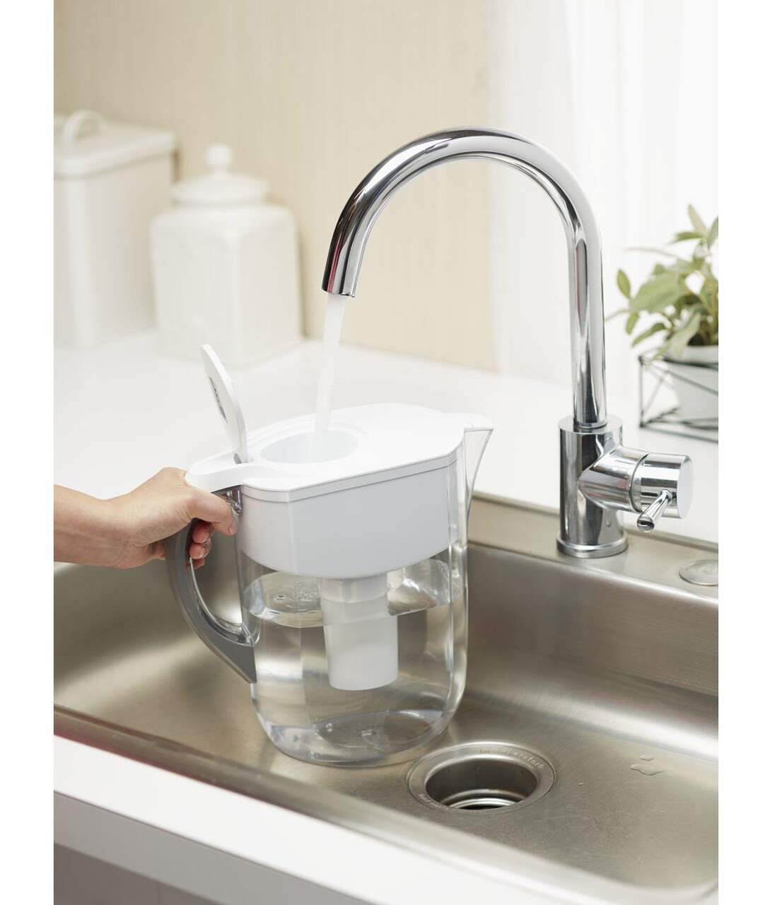 Grand pichet de filtration d’eau Brita d’une capacité de 10 tasses avec 1  filtre standard, sans BPA, modèle Huron blanc Pichet huron exempt de BPA