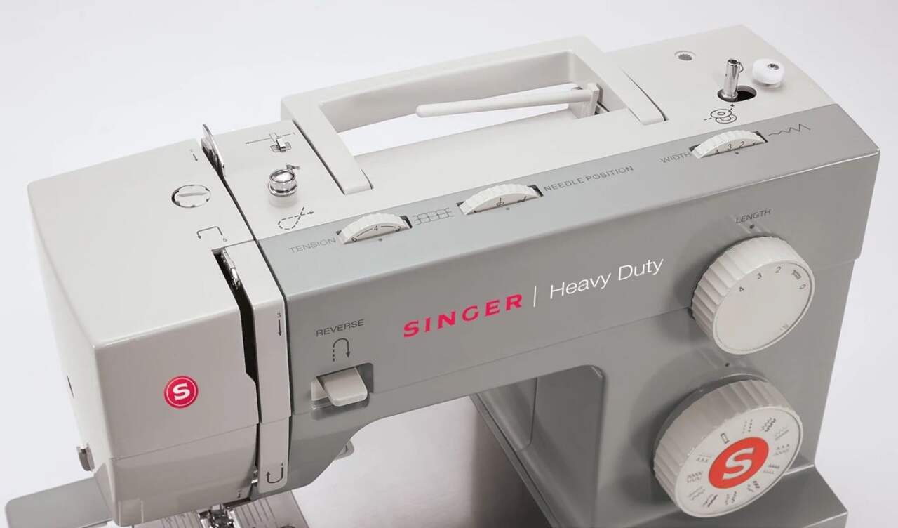 SINGER 6700C Heavy Duty Electric Sewing Machine w/ 411 Stitch