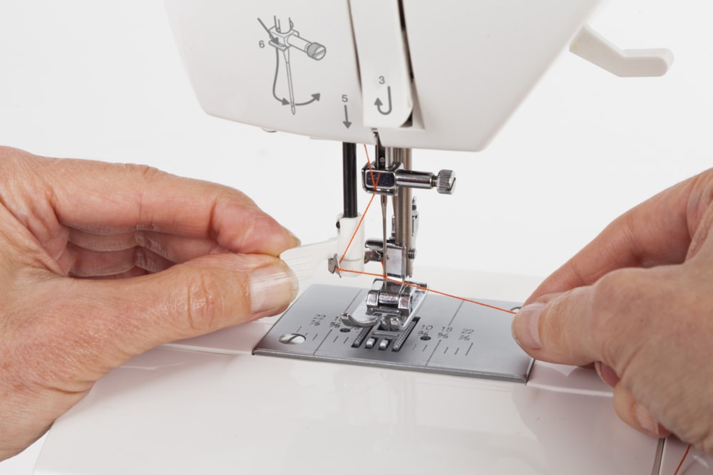 Singer 5560 Electronic Sewing Machine with 100 Stitches and Auto