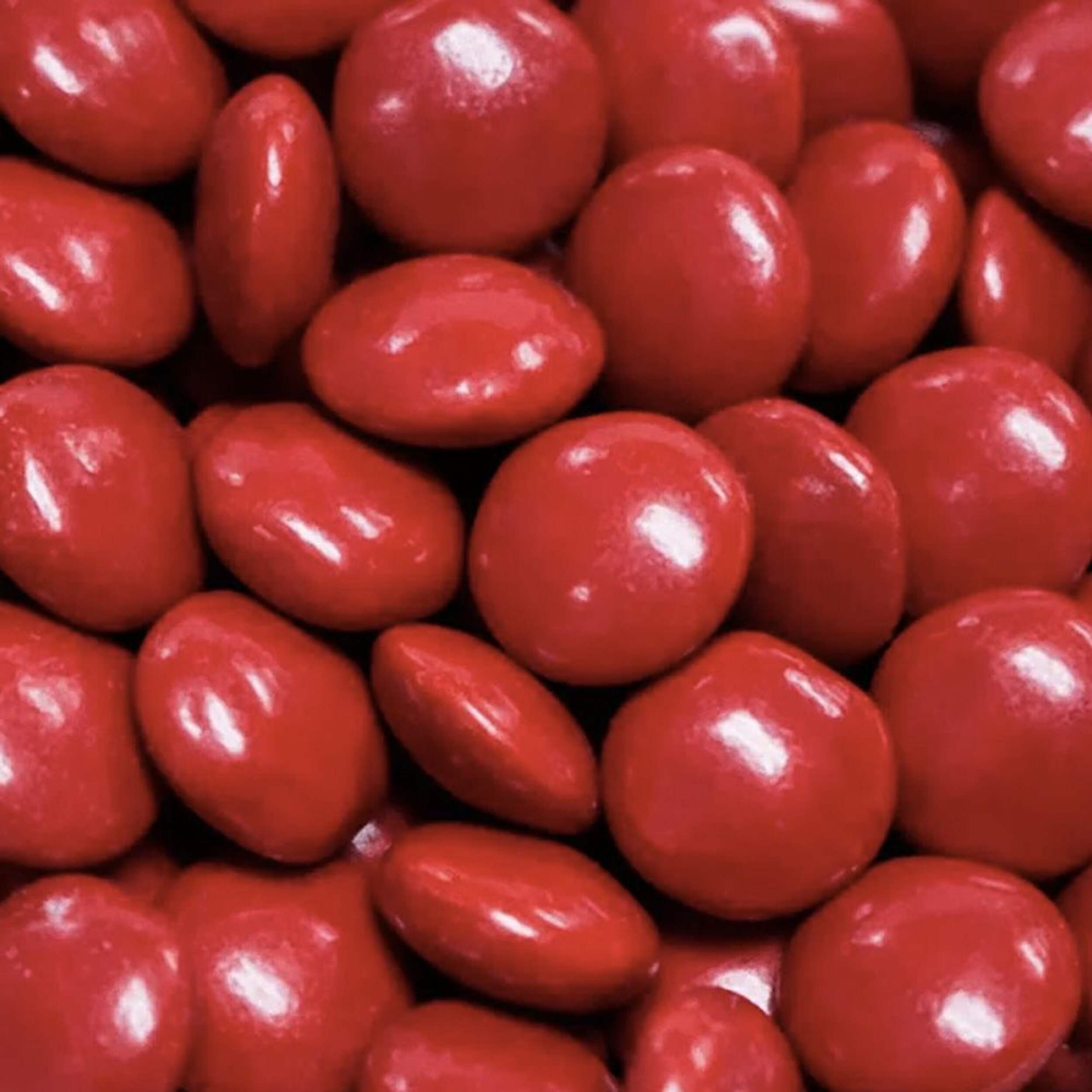 Perles de chocolat au lait enrobées d'une coquille en bonbon, rouge ...