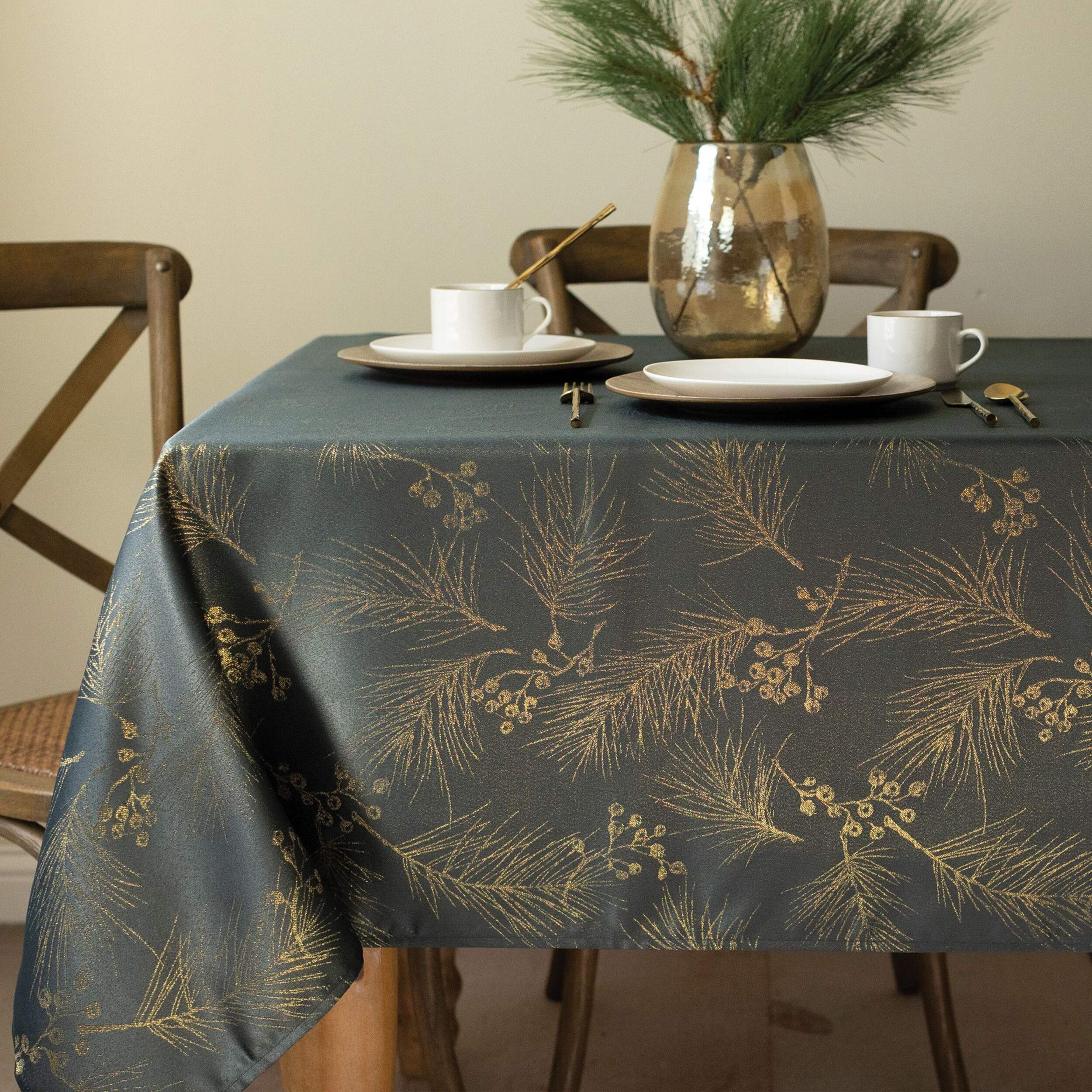 Nappe en tissu traditionnelle de Noël, 60 x 84 po CloseUp