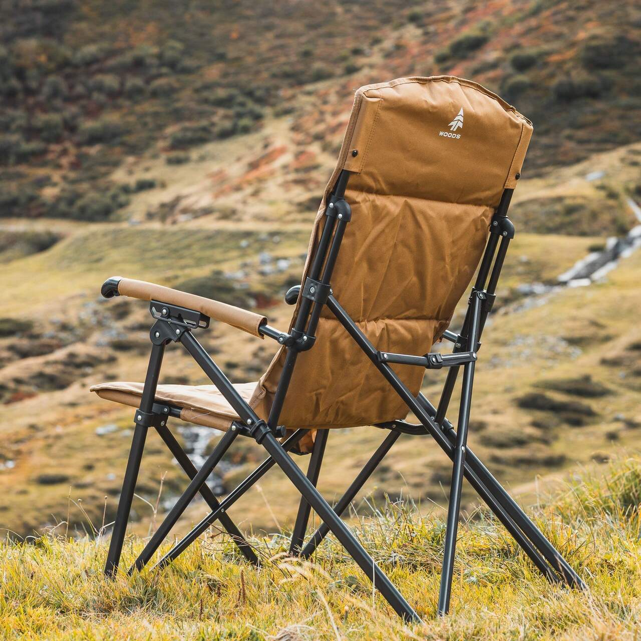 Camping d'époque avec chaise pliante confortable de spécialistes