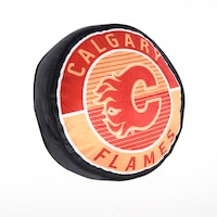 Coussin en forme de rondelle de hockey LNH Flames de Calgary Front_Three_Fourths_Angled_Right