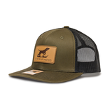 Casquette de qualité supérieure avec chien de chasse sur pièce en cuir Smart Accessories Front_Angled_Left