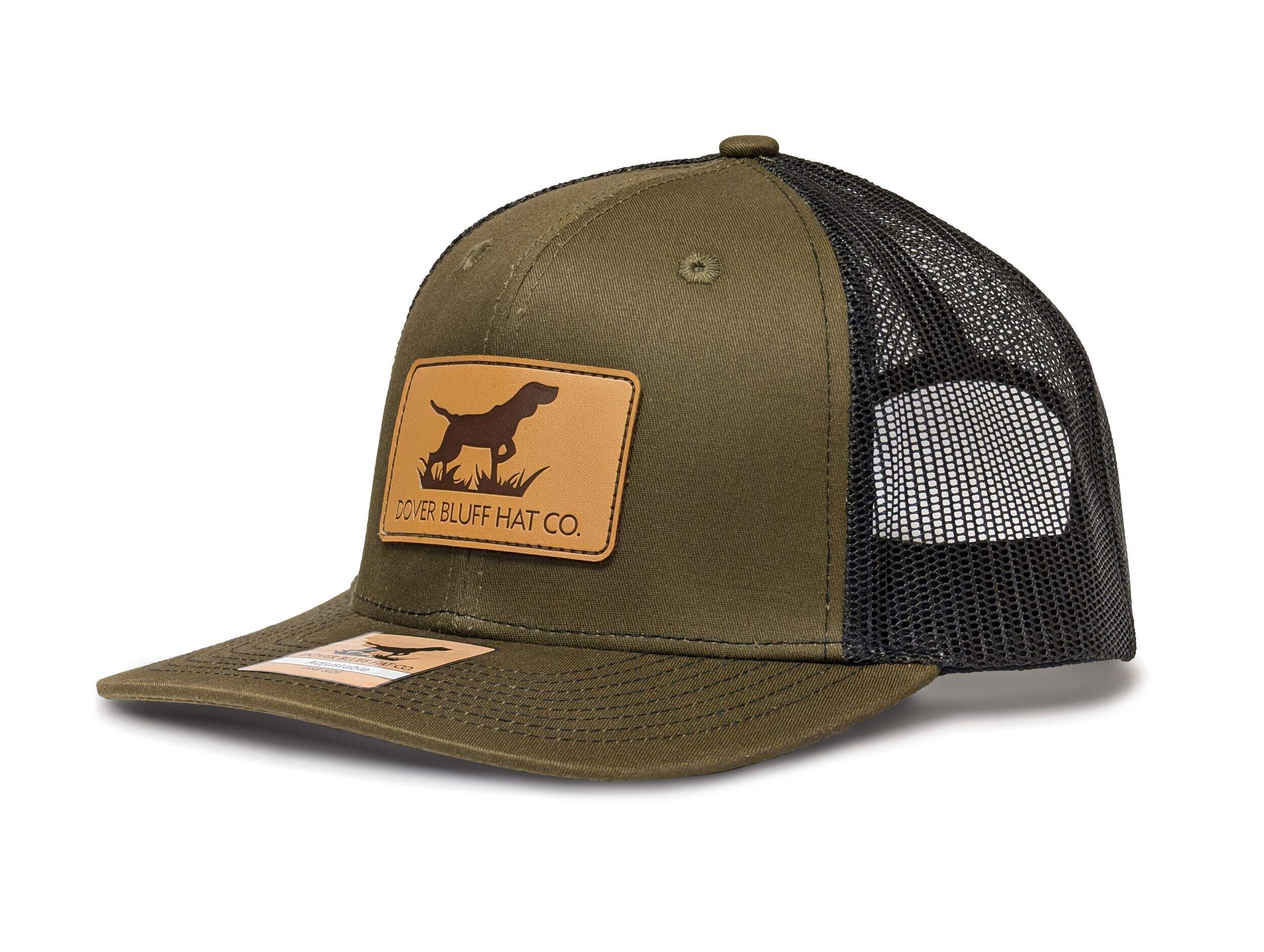 Casquette de qualité supérieure avec chien de chasse sur pièce en cuir Smart Accessories Front_Angled_Left