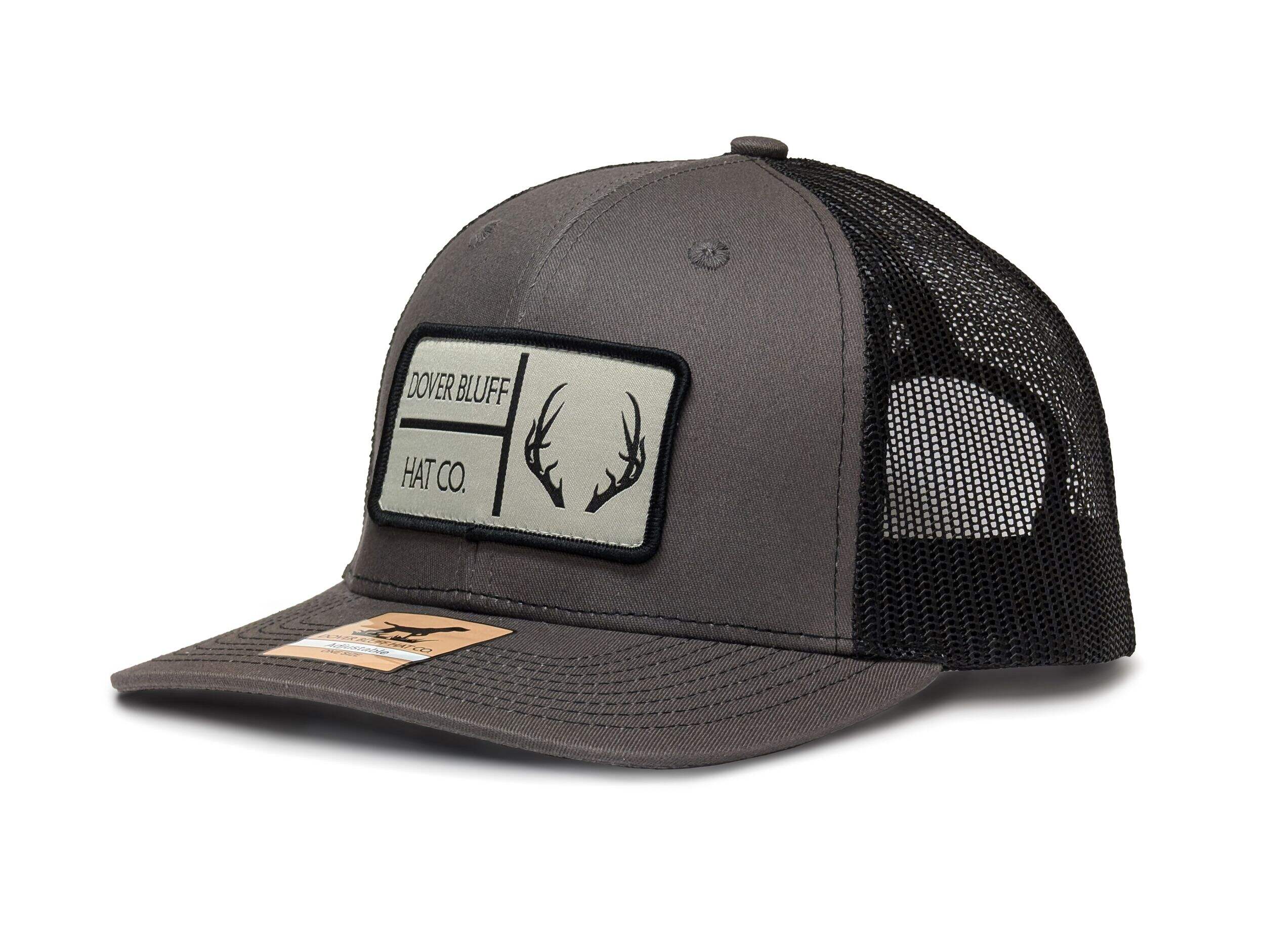 Casquette de qualité supérieure avec bois de cerf sur pièce rectangulaire tissée Smart Accessories Front_Angled_Left