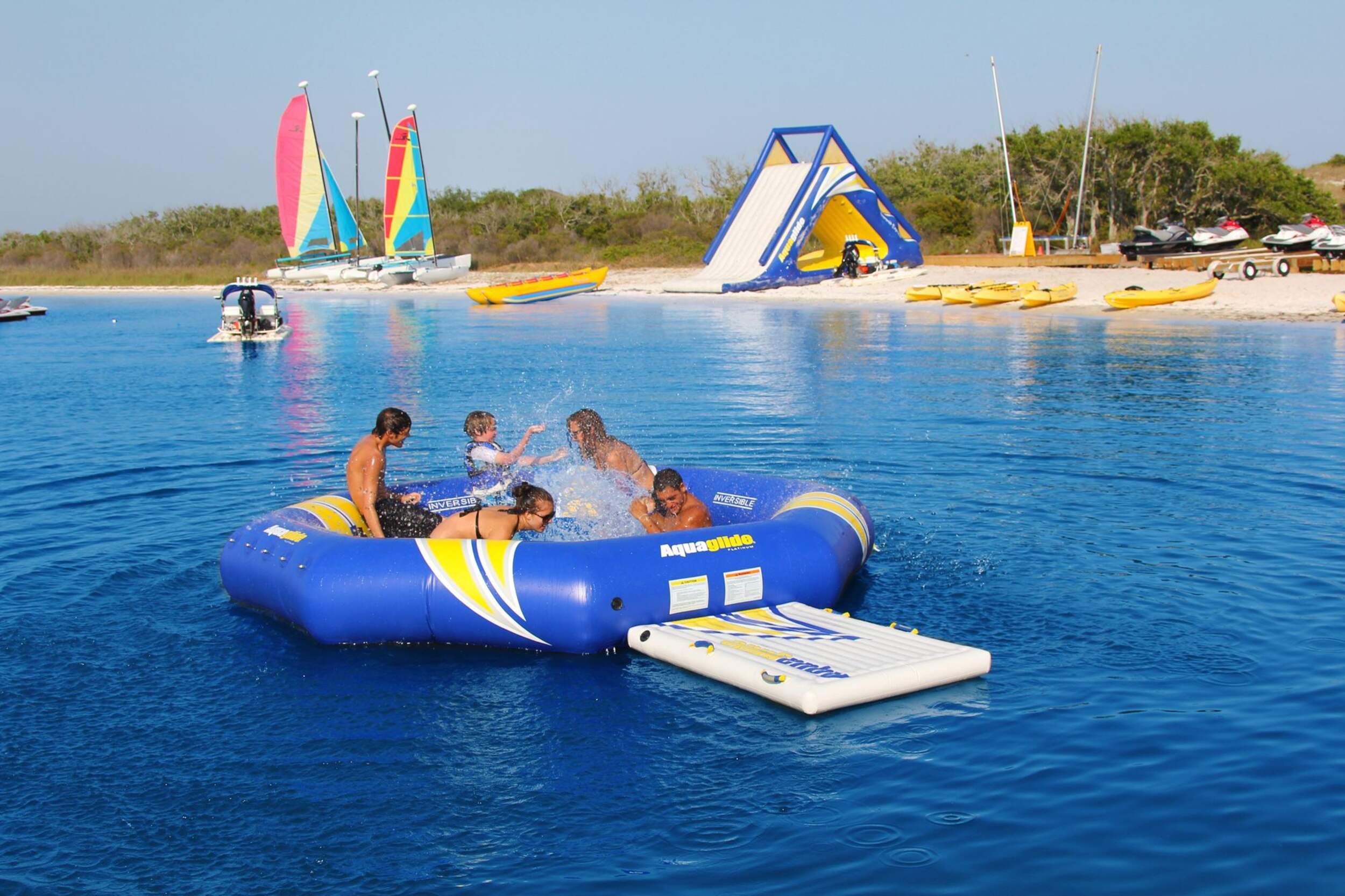 Jeu gonflable réversible Aquaglide Front_Angled_Right