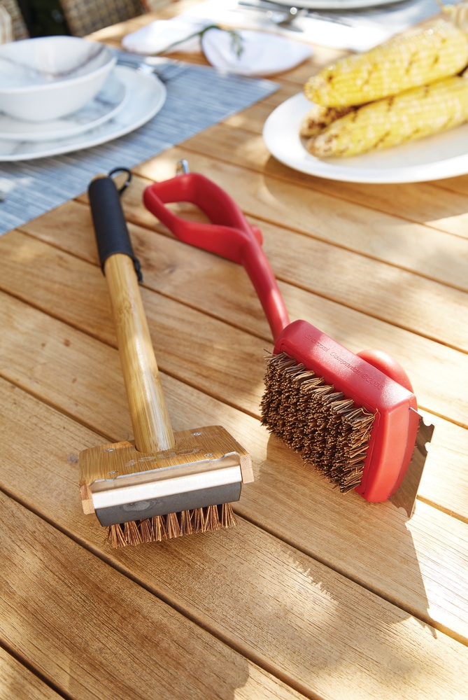 Brosse pour barbecue à poignée double et à soies en rondier avec