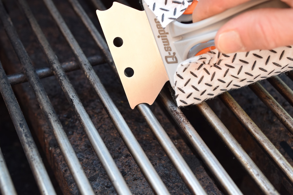 QSwiper Outdoor BBQ Grill Cleaner Kit w/ Grill Brush, Wipes & Stainless Steel Scraper