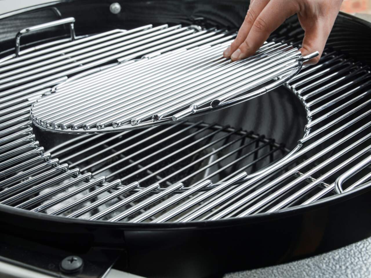 Weber Performer 22-In Charcoal Kettle BBQ Grill with a Folding Side Shelf & Lid  Holder