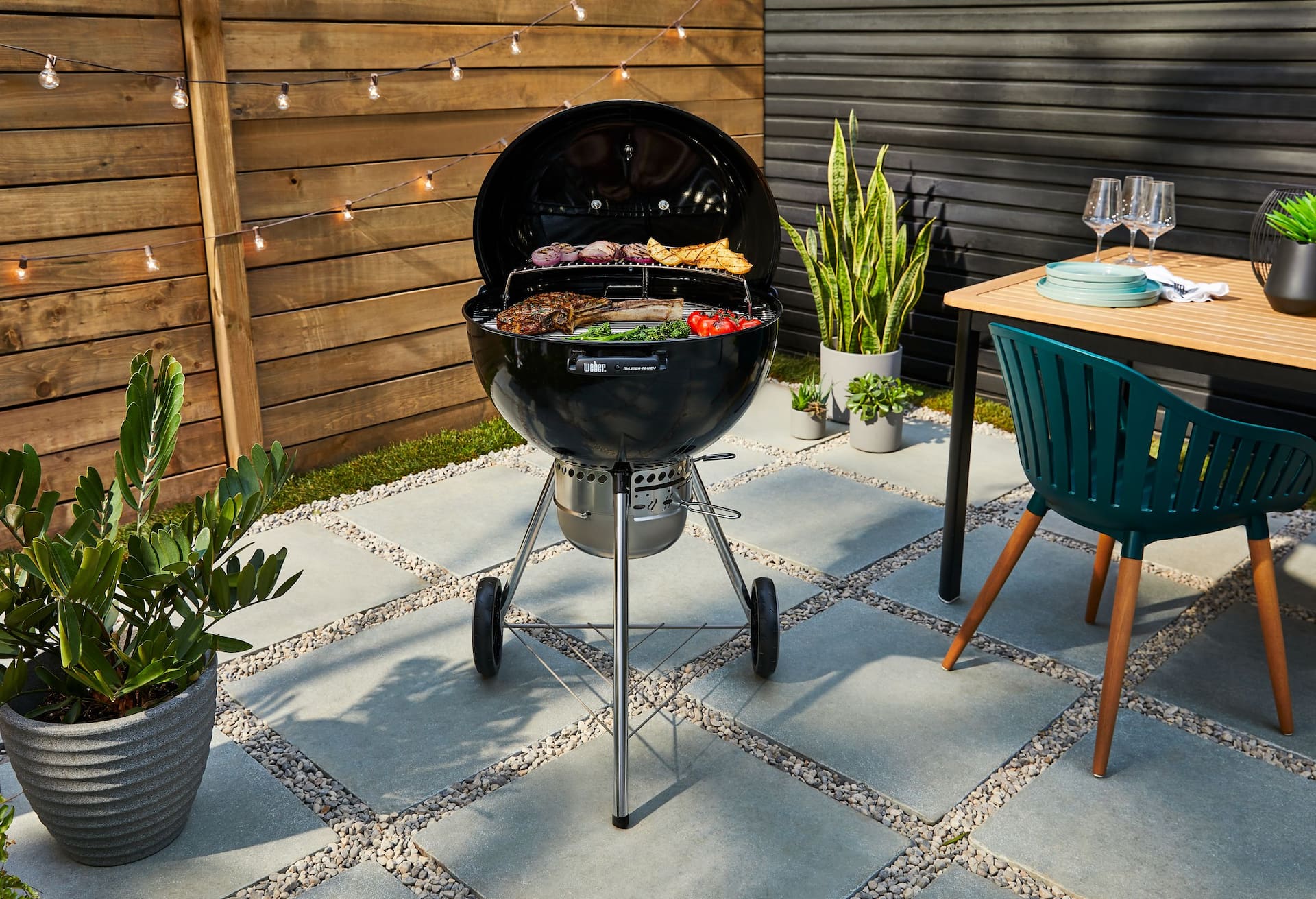 Weber Master-Touch 22-In Charcoal Kettle BBQ Grill with a One-Touch  Cleaning System