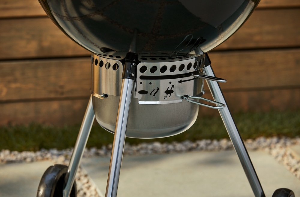 er MasterTouch 22In Charcoal Kettle BBQ Grill with a Cleaning System Canadian Tire