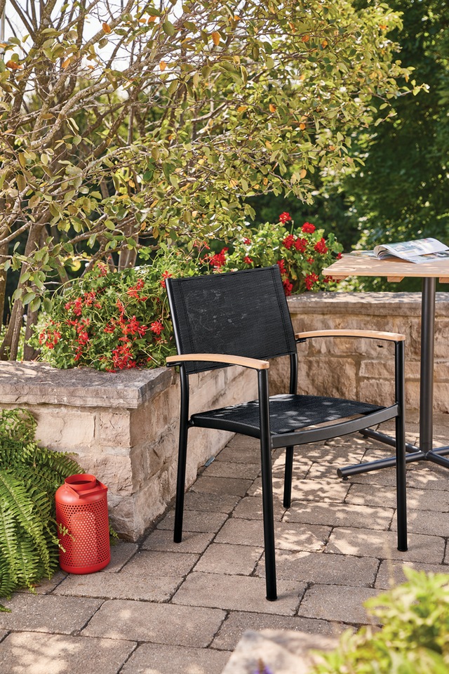 CANVAS Tremblant Chaise bistro empilable en aluminium et en bois de