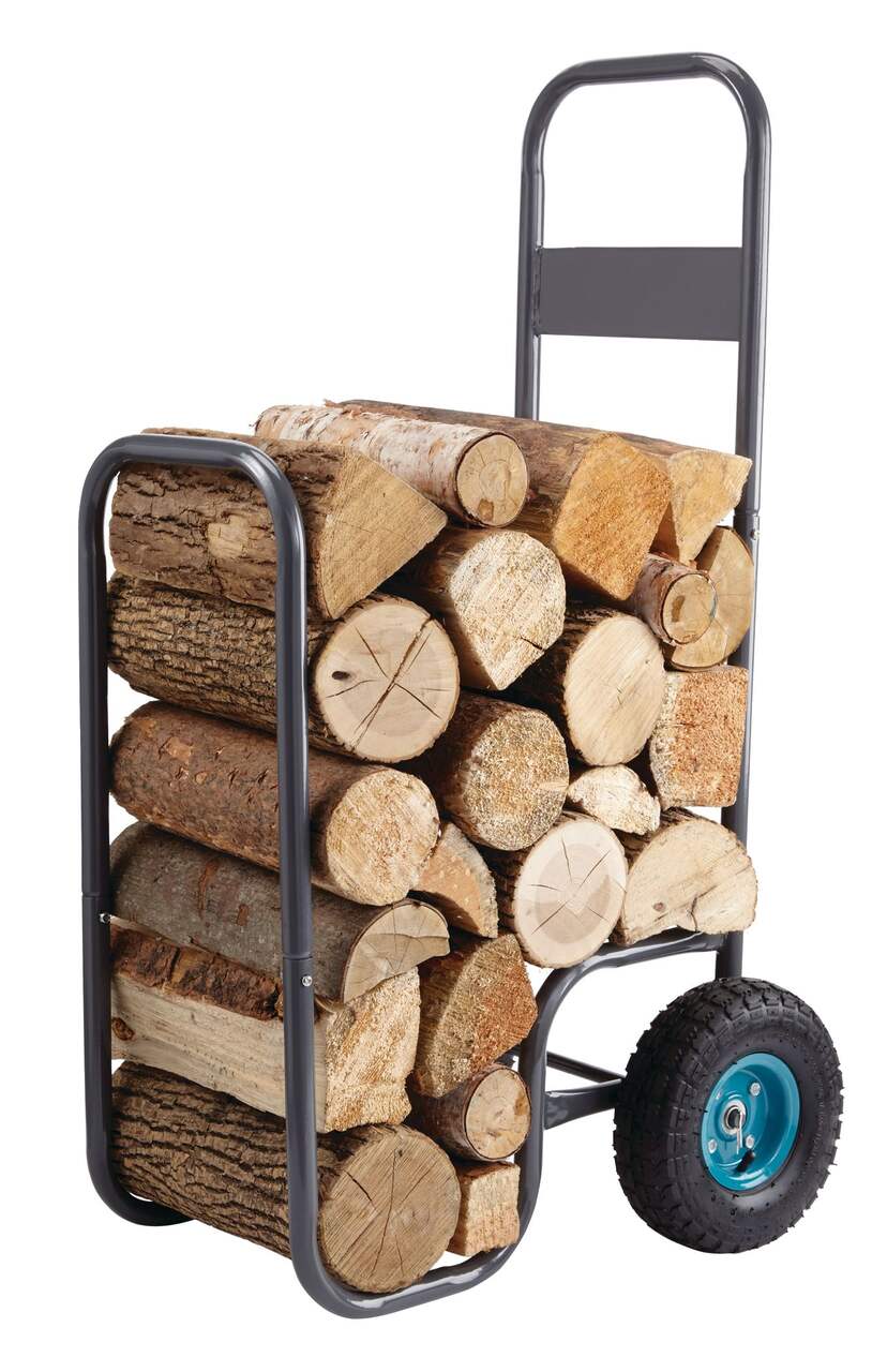 Image of Un carter transporte du bois de chauffage avec un chariot