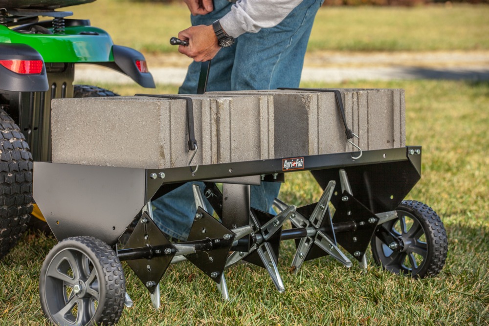 Aérateur tractable Agri Fab pour tondeuse à siège avec pneus, 40 po