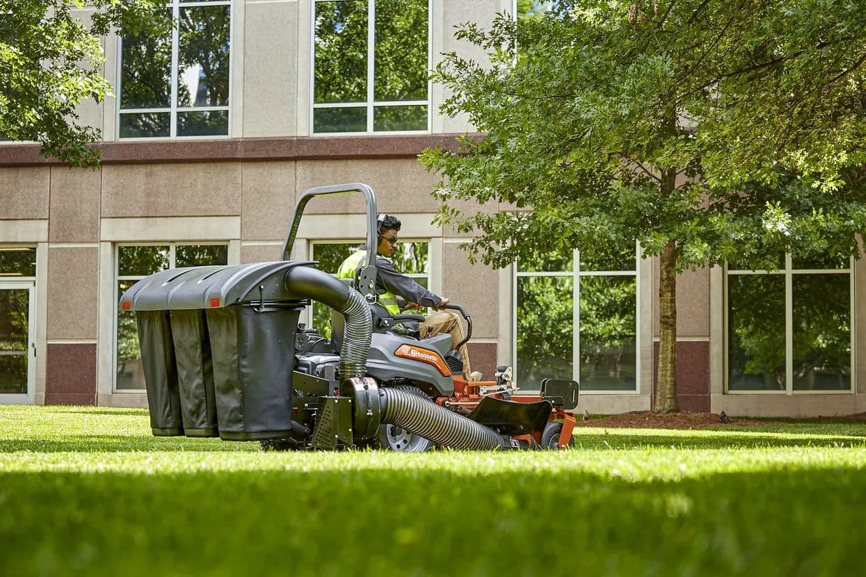 Husqvarna Soft Tripple Bin Grass Bagger for Lawn Tractors with Indicator 48 in 9 Bushels Canadian Tire