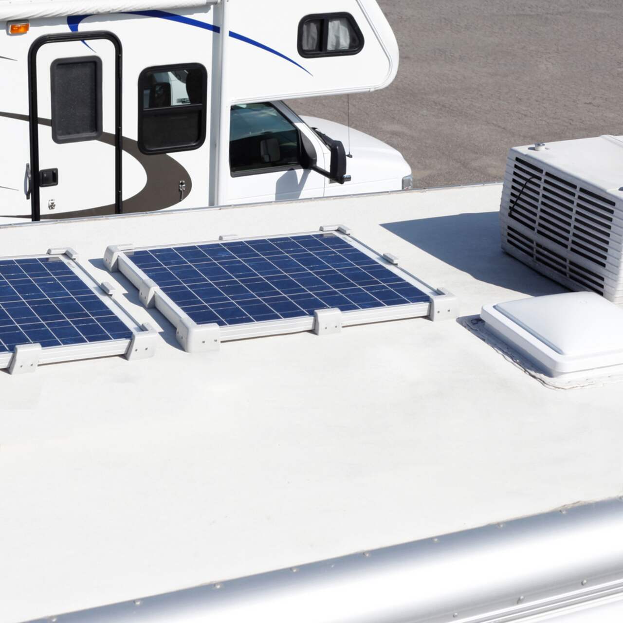Ensemble panneau solaire hors réseau Coleman de 100 W avec support et  contrôleur de charge de 7 A pour batteries de 12 V