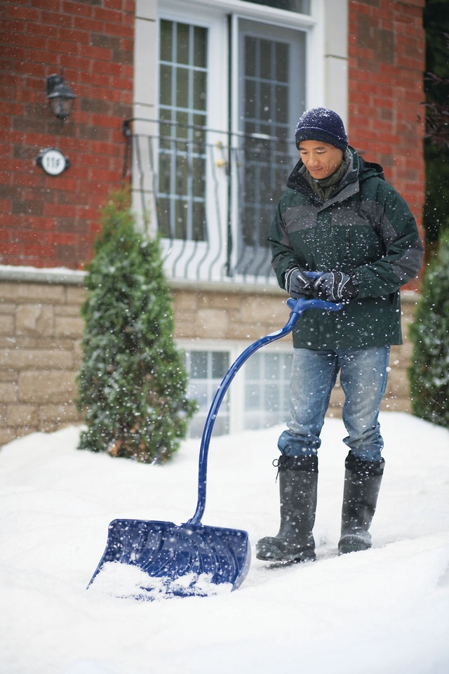 Yukon Ergonomic Snow Shovel, 24in Canadian Tire