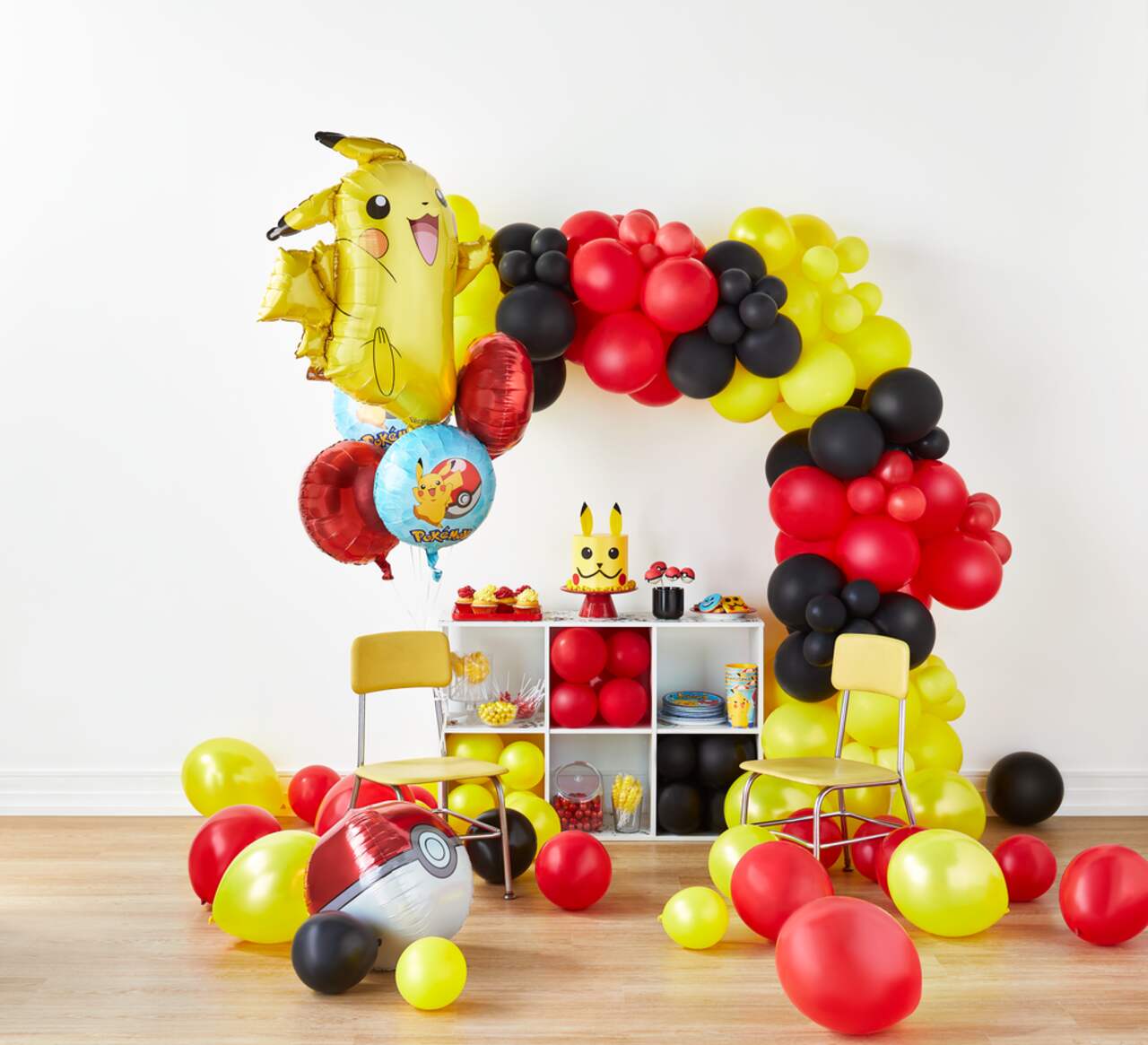 Bouquet de ballons en aluminium Pokéball et Pikachu pour fête d'anniversaire,  gonflage à l'hélium inclus, 5 pièces