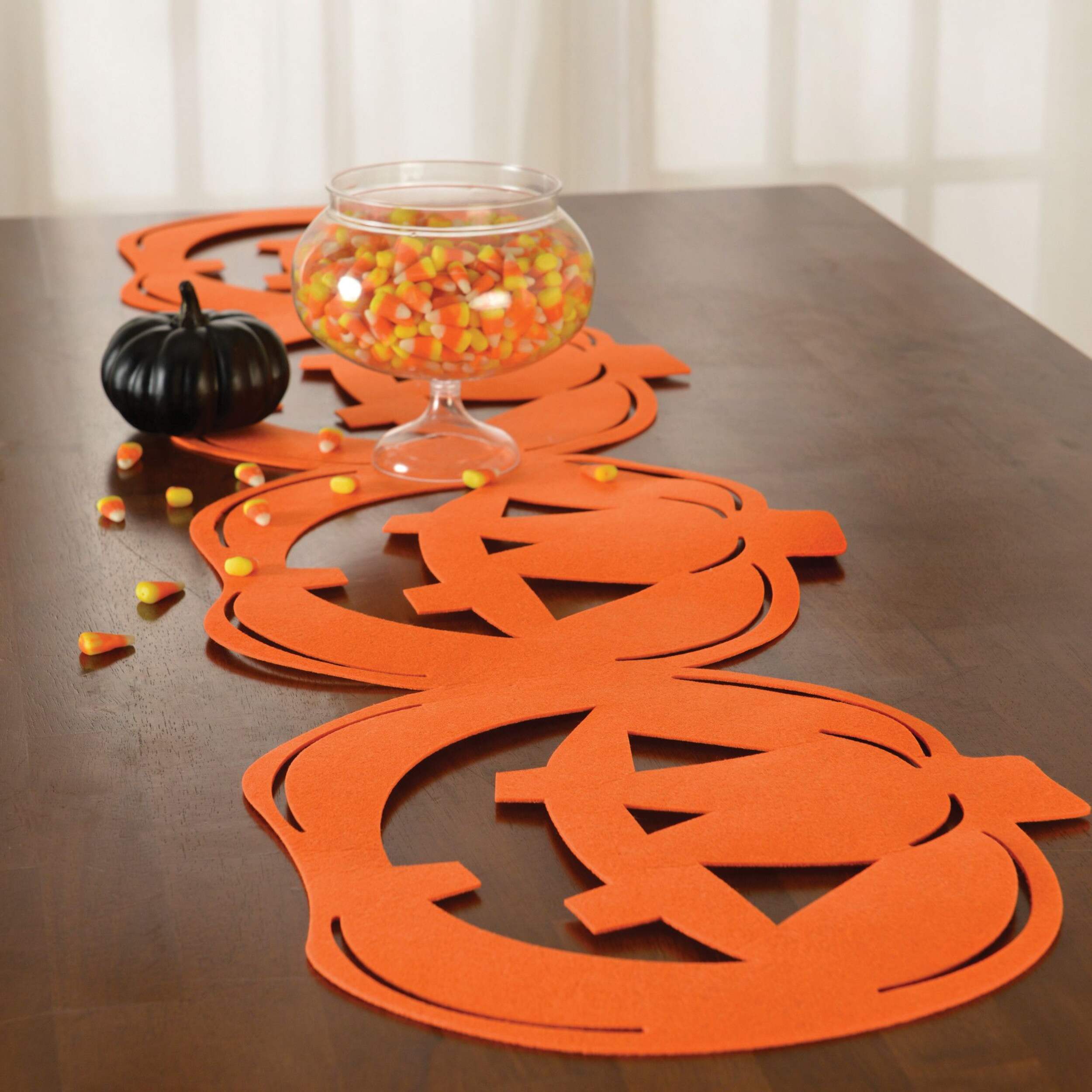 Chemin de table en tissu réutilisable citrouille lanterne, orange, 54 x 102 po, décoration de table pour l'Halloween Overhead_Plunge
