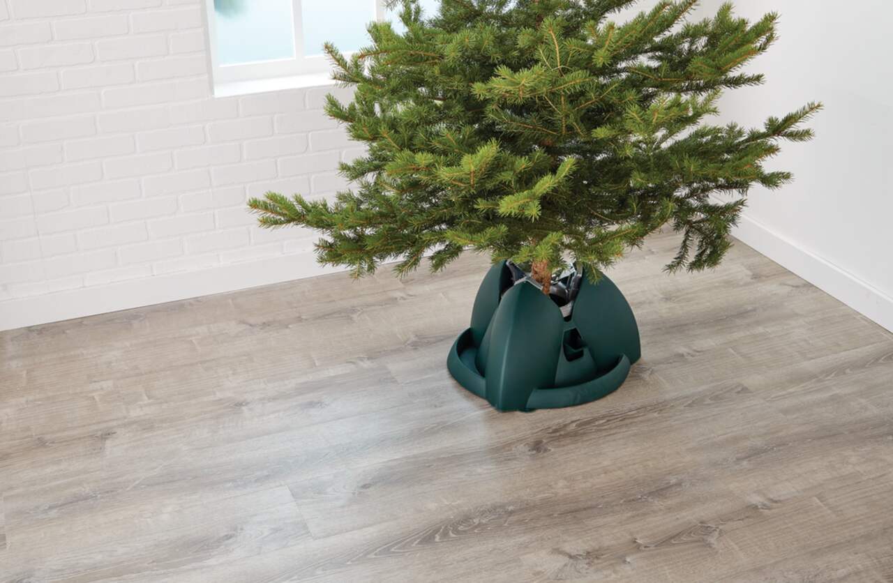 New Black & Decker BD3037 Smart Stand with 3.5-Liter Reservoir for 9'  Christmas Tree