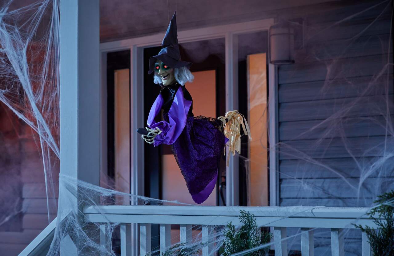 Sorcière animée volante lumineuse à DEL For Living à suspendre, violet, 18  pi, décoration intérieure/extérieure activée par le son et la lumière pour  l'Halloween