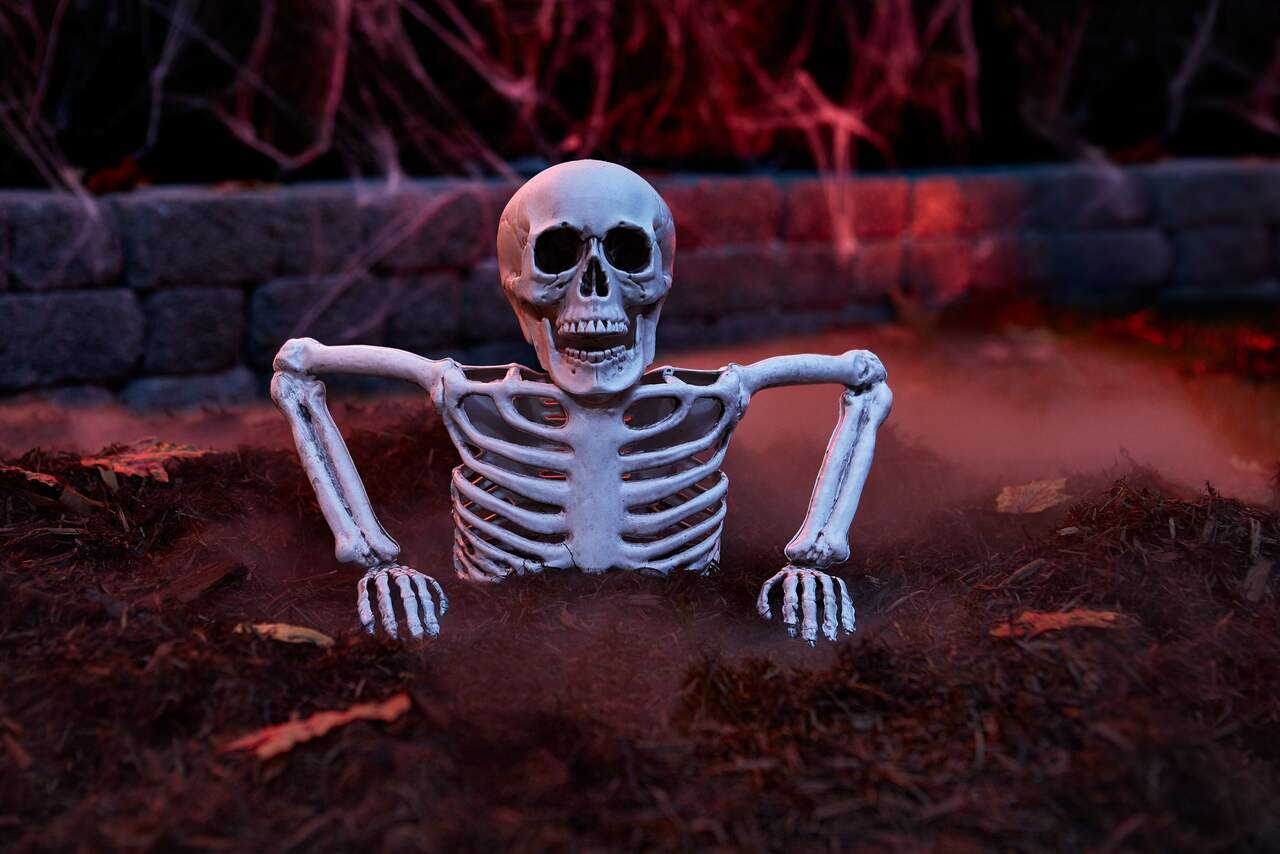 Accessoire de squelette sortant du sol For Living, blanc, 10 3/4 po,  décoration intérieure/extérieure pour l'Halloween