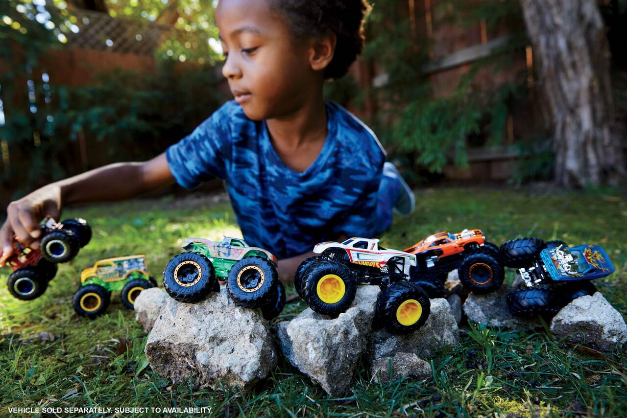 Hot Wheels Monster Trucks 1:64 Scale Demolition Doubles Buns of Steel vs  All Fried Up, 1 - Gerbes Super Markets