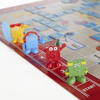Jeu de société junior Hasbro Games Scrabble pour 2 à 4 joueurs, anglais et français, 5 ans et plus CloseUp