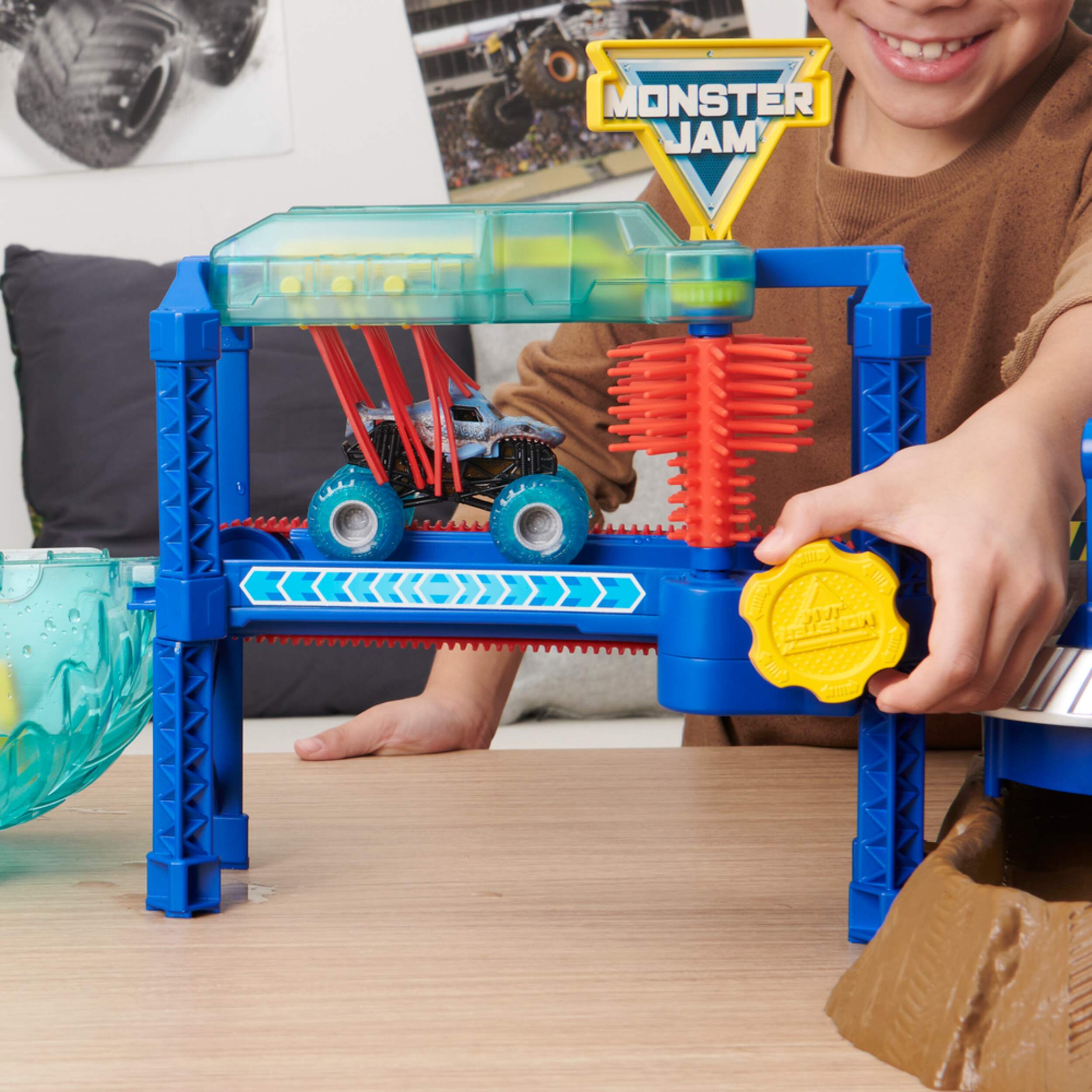 Monster Jam, Includes Colour-Changing Megalodon Monster Truck Playset ...