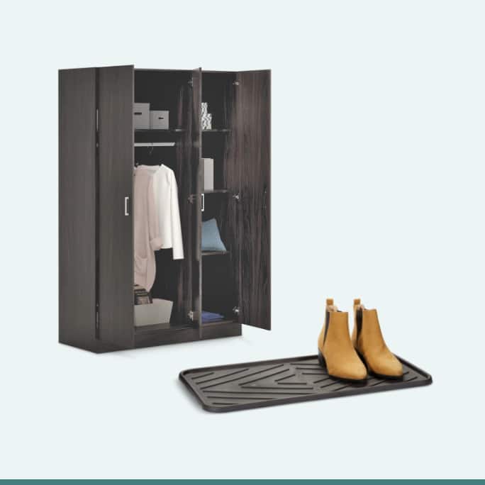 Une garde-robe à 3 portes Sauder avec ses portes ouvertes et remplies de vêtements  Une paire de bottes sur un plateau de bottes en vinyle Multy Home noir