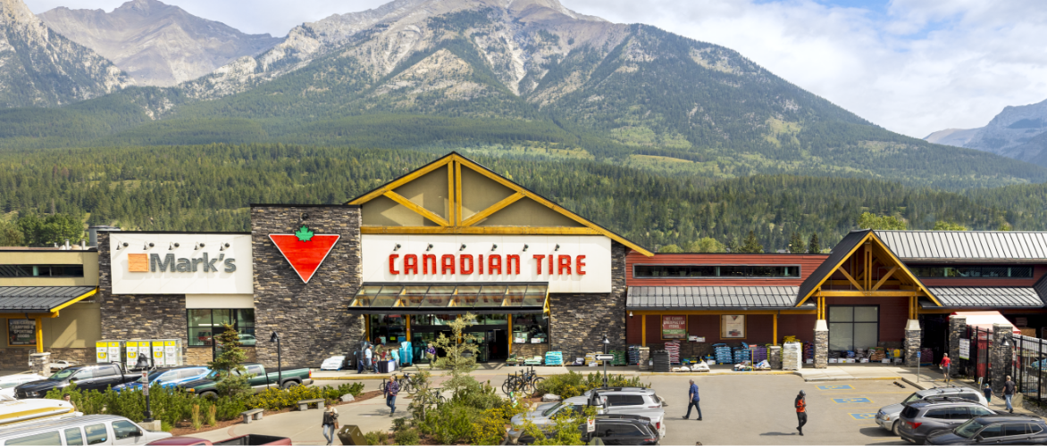 Un magasin Canadian Tire et un magasin Mark’s devant un paysage montagneux à Canmore, en Alberta.