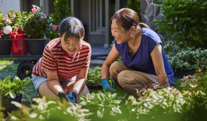 Une femme et un enfant qui jardinent.