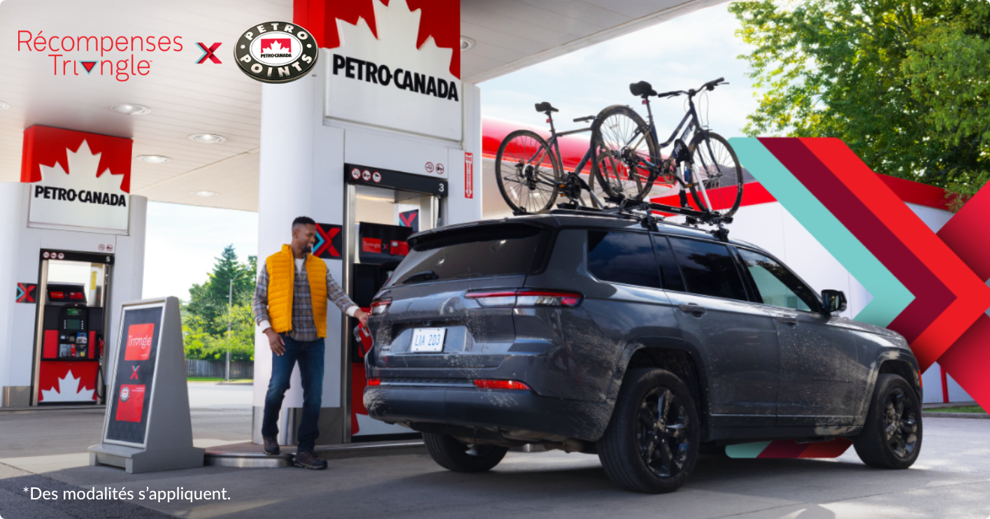 Un homme fait le plein d’essence dans un VUS multisegment à une station Petro-Canada.