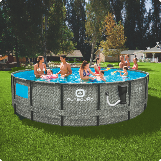 Une piscine gonflable avec des flotteurs en forme de flamant rose et d’ananas.